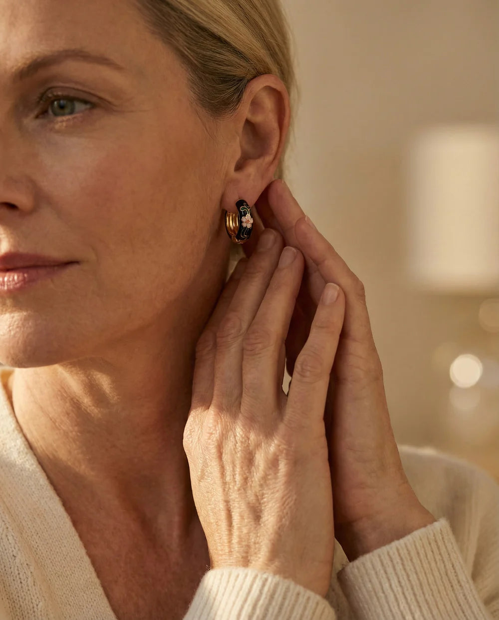 Brincos Argolas Pequenas Esmalte Preto Flores